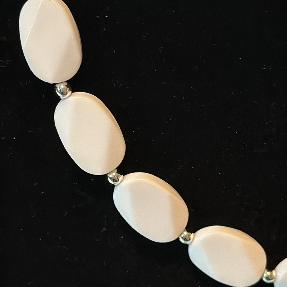 18-21” white flat 1” bead necklace with small silver separator beads EUC